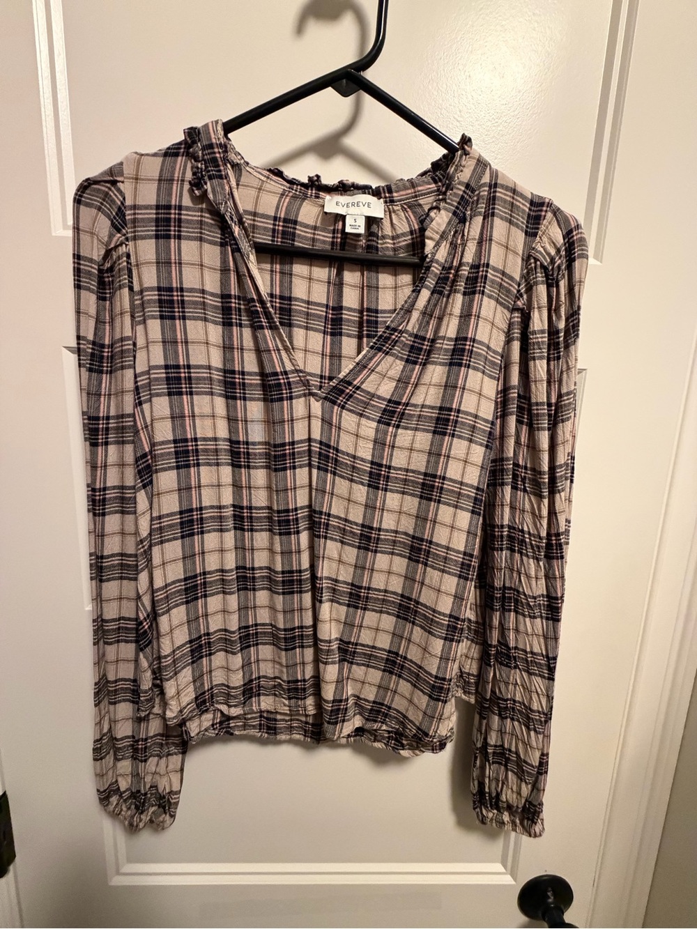 Evereve Plaid V-Neck Long Sleeve Blouse in Cream and Black